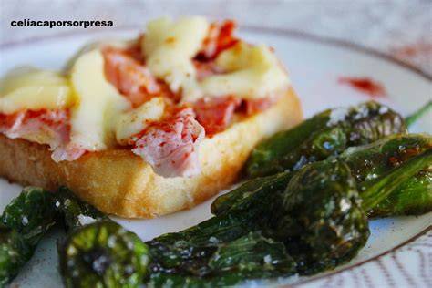 Tosta de lacón, queso y pimientos de Padrón