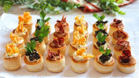 Bandeja con una selección de canapés variados y coloridos