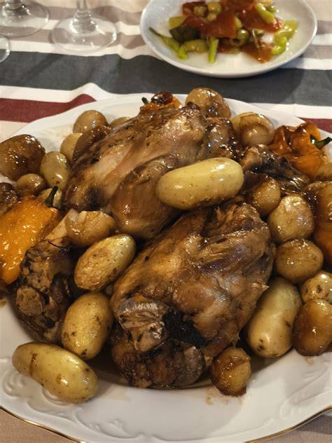 Jamón asado con cebollitas francesas y manzanas