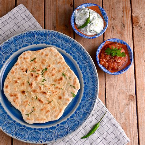 Naan con salsa Raita y salsa picante