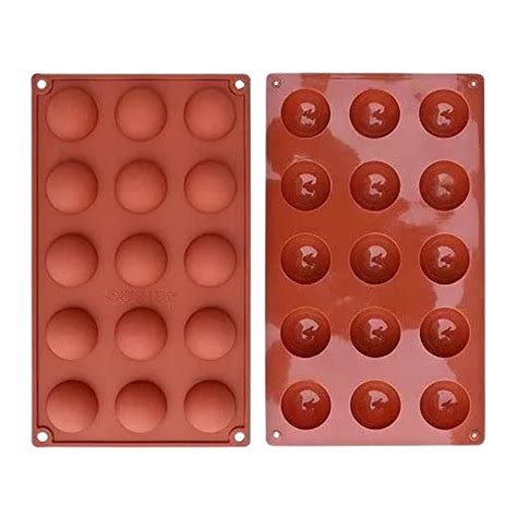 Molde de semiesfera con salmorejo congelándose