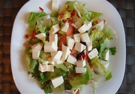 Variedad de salsas de ensalada con queso batido