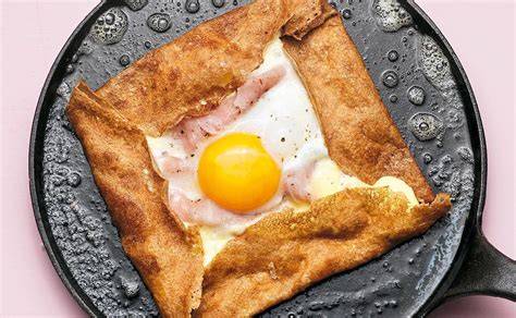 Galette bretona rellena de jamón, queso y huevo con yema líquida