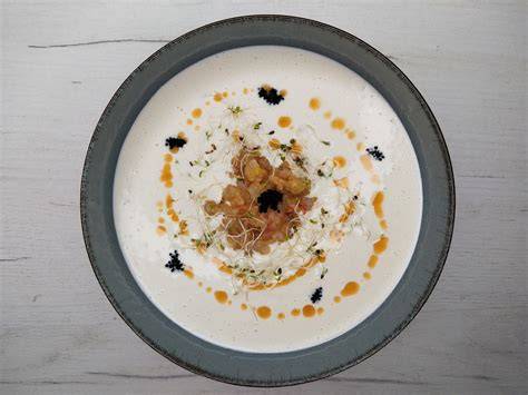 Presentación de ajoblanco con tartar