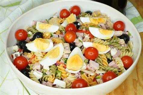 Ingredientes frescos para ensalada de pasta