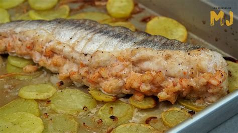 Merluza entera rellena en un plato