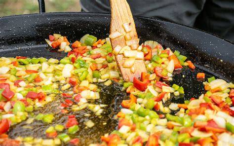 Proceso de elaboración del sofrito en una paellera
