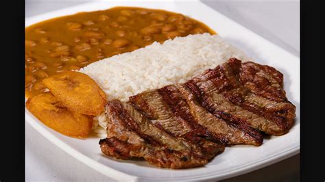 Arroz con menestra de fréjol y carne asada con patacones