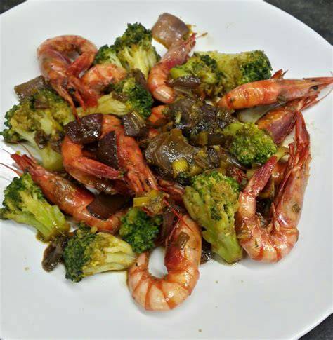 plato de brócoli con gambas salteadas