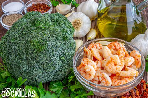 ingredientes frescos para cocinar brócoli con gambas