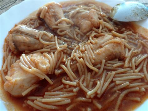 Fideos sofriéndose en la sartén con el sofrito