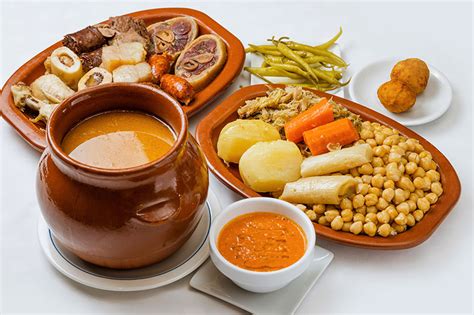 Cocido madrileño completo en sus tres vuelcos