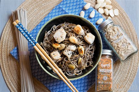 Noodles con pollo, almendras y togarashi