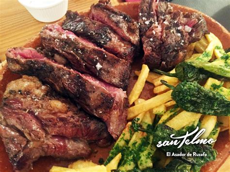 Ambiente rústico y animado de una parrilla en San Telmo