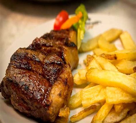Bife de chorizo con huevo frito y papas fritas
