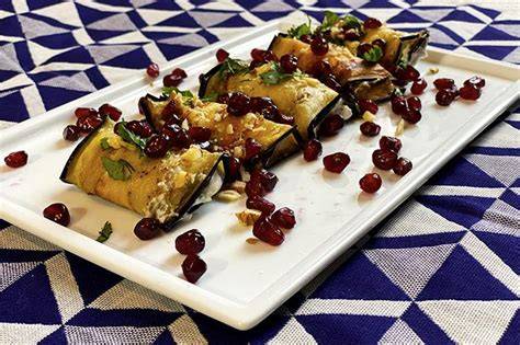 Rollitos de berenjena estilo armenio con yogur, nueces y granada