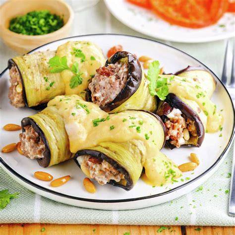 Rollitos de berenjena con relleno de lentejas cubiertos de bechamel