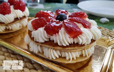 Tortitas con nata y mermelada de fresa