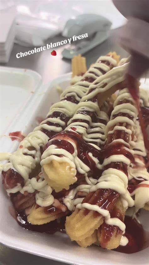 Churros con chocolate blanco y frambuesas