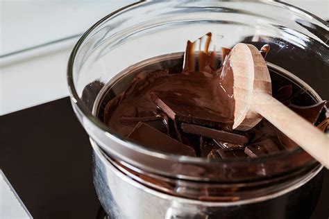 Proceso de derretir chocolate blanco al baño maría