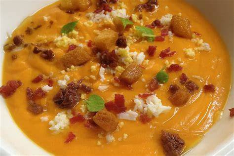 Variedad de toppings para salmorejo