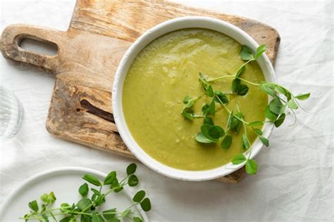 Preparación de la crema de berros en una olla