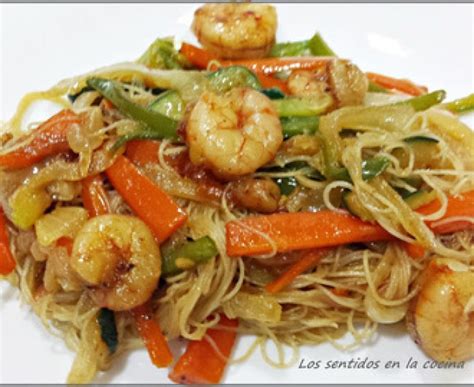 Plato de camarones con fideos de arroz y verduras
