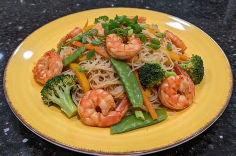 Ingredientes frescos para preparar camarones con fideos de arroz