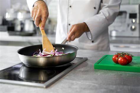 Persona cocinando con una sartén