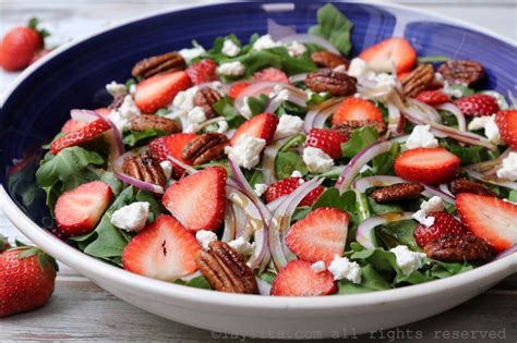 Ensalada de rúcula con fresas y queso