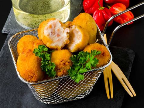 Croquetas de jamón en una mesa