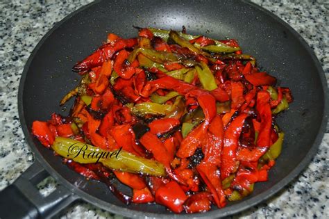 Pimientos fritos en una sartén