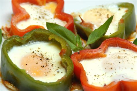 Huevos cocinados dentro de aros de pimiento