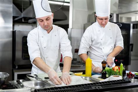 Cocina de colectividades con chefs preparando menús