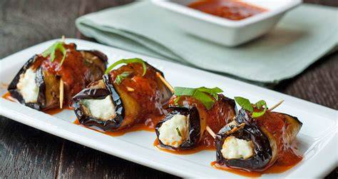 Rollitos de berenjena con queso y tomate