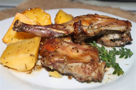 Conejo asado al horno con patatas y hierbas