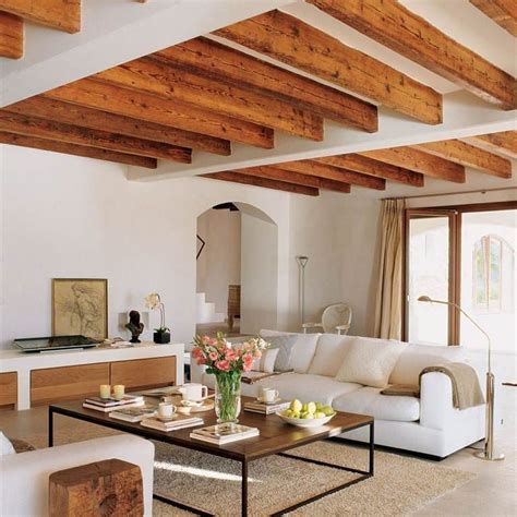 Interior de una casa rural mallorquina con vigas de madera