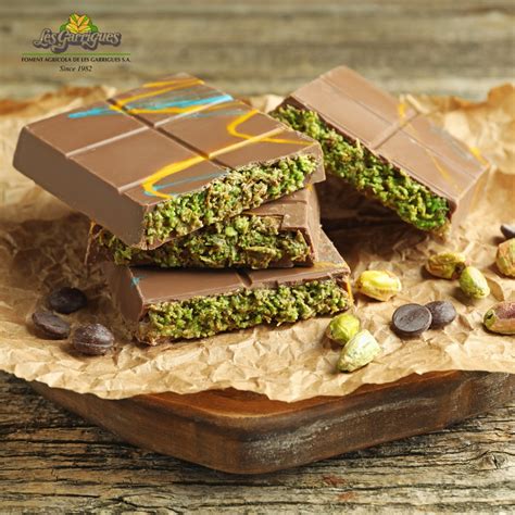 tableta de chocolate de dubai abierta con relleno cremoso de pistacho