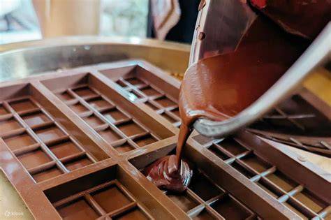 proceso de verter chocolate derretido en moldes de silicona