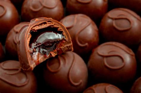 Bombones de chocolate recién desmoldados