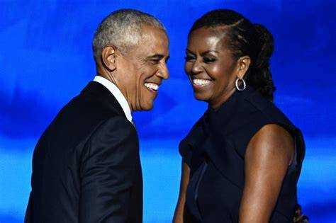 Barack y Michelle Obama eligiendo calabazas