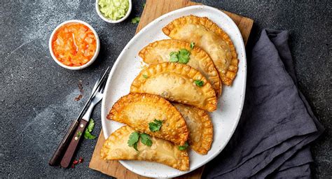 Empanadas fritas de pollo doradas en un plato