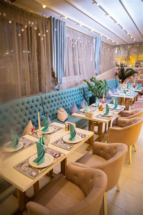Interior de un restaurante con señalización clara de opciones sin gluten