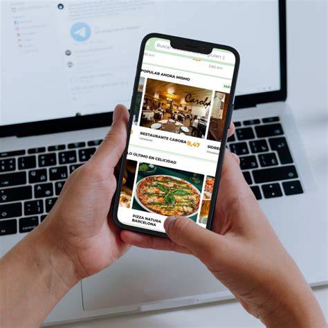 Personas usando sus smartphones para buscar restaurantes sin gluten