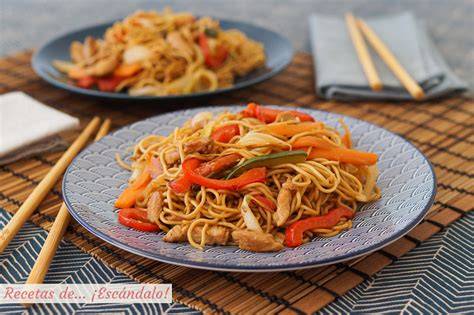 Plato de fideos chinos con pollo y verduras