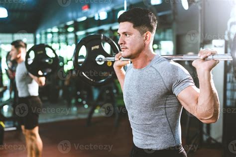 Persona entrenando en un gimnasio