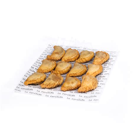 Empanadillas horneadas en una bandeja con un toque dorado