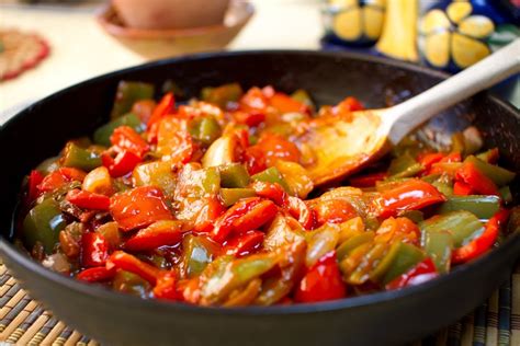 Ingredientes frescos para pisto: pimientos, cebolla, calabacín, berenjena, tomate
