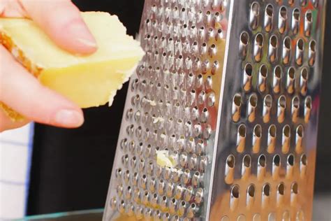 Ilustración mostrando cómo limpiar un rallador con un cepillo de dientes