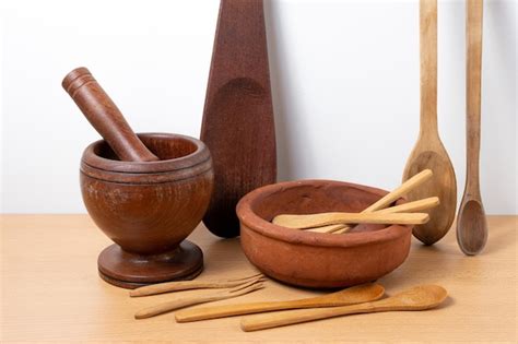 Utensilios de cocina tradicionales, incluyendo cacerolas de hierro y mortero
